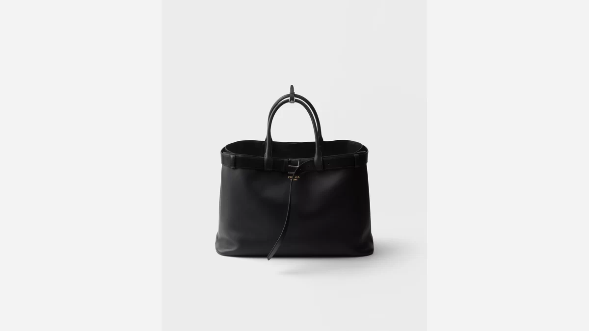 ブラックのPrada Buckleラージレザーバッグ