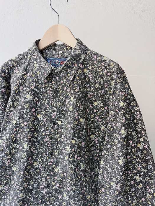 tonariの花柄シャツ、襟元のディテール