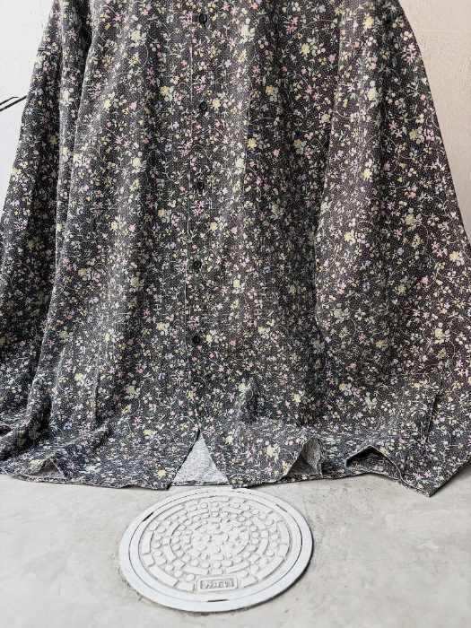 tonariの花柄シャツ、裾のディテール